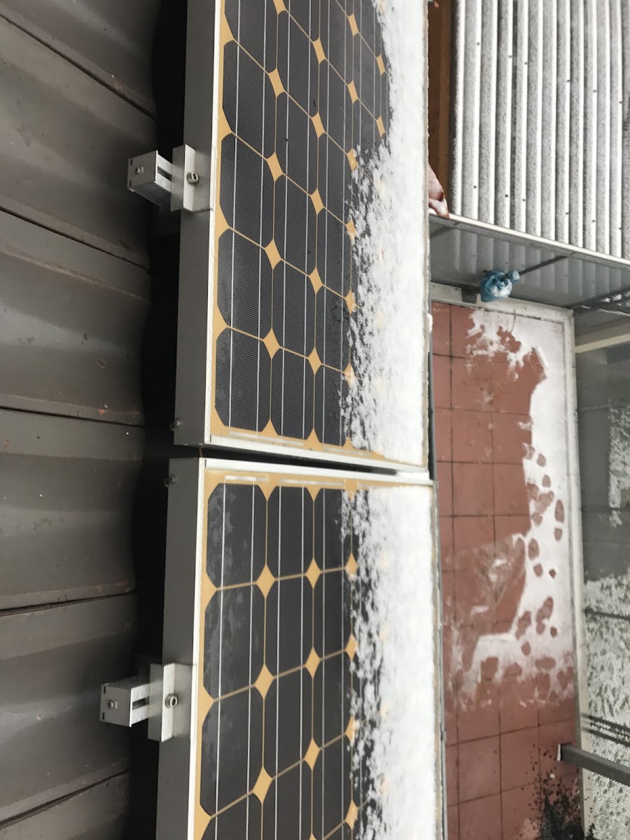 Montage einer Solaranlage auf dem Flachdach