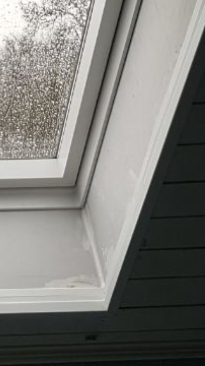 Fachgerecht eingebautes und abgedichtetes Dachflächenfenster