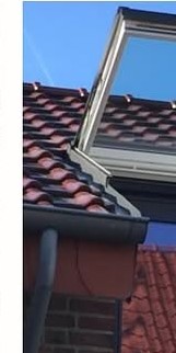 Neu eingebautes Dachflächenfenster auf einem Ziegeldach